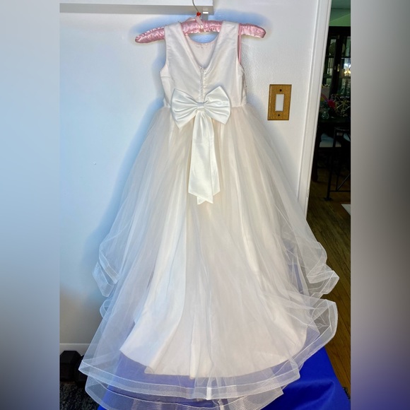 This is a like new flower girl dress. Worn only once, Size 6. Very nice dress. - Picture 3 of 4